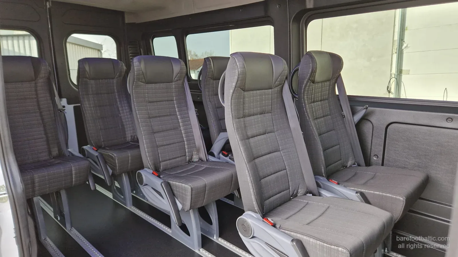 Interiören i vår Fiat Ducato 9-sitsig från 2026 (reg. OM3899), bekväma platser för upp till 8 passagerare