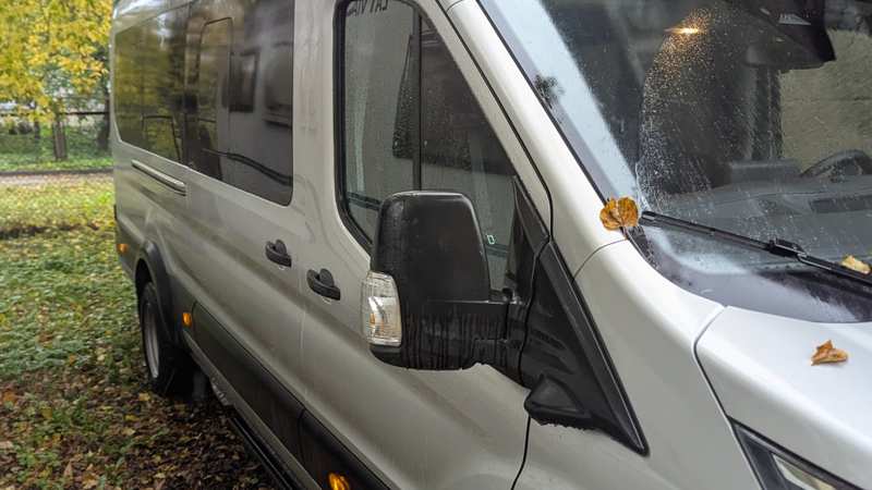Vår Ford Transit-minibuss från 2025, som används för dagsutflykter i liten grupp från Riga