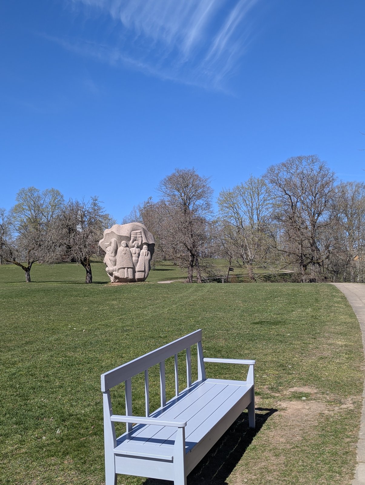Granitskulptur på Dainu kalns, Dainakullen, Turaida, Lettland