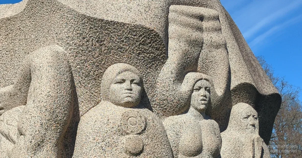 Granitskulptur på Dainu kalns, Dainakullen, Turaida, Lettland