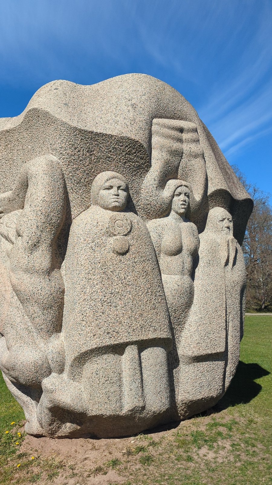 Tre granitfigurer huggna av Indulis Ranka vid Dainernas kulle, Turaida