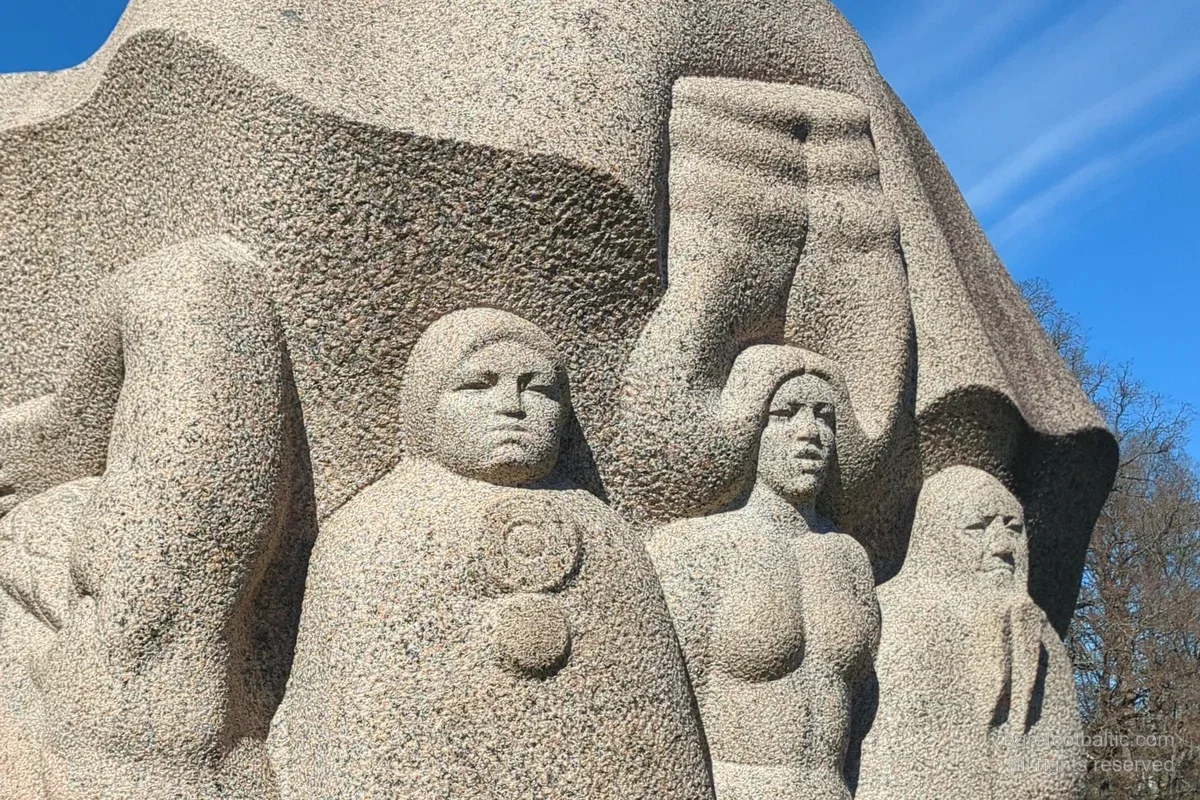 Granitskulptur vid Dainu kalns, Dainernas kulle, Turaida, Lettland