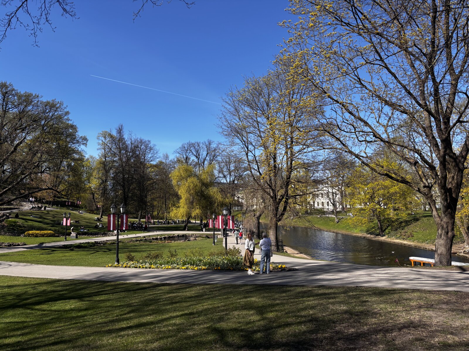 Kanalparken vid Bastejkalns på våren, nära Frihetsmonumentet, Riga