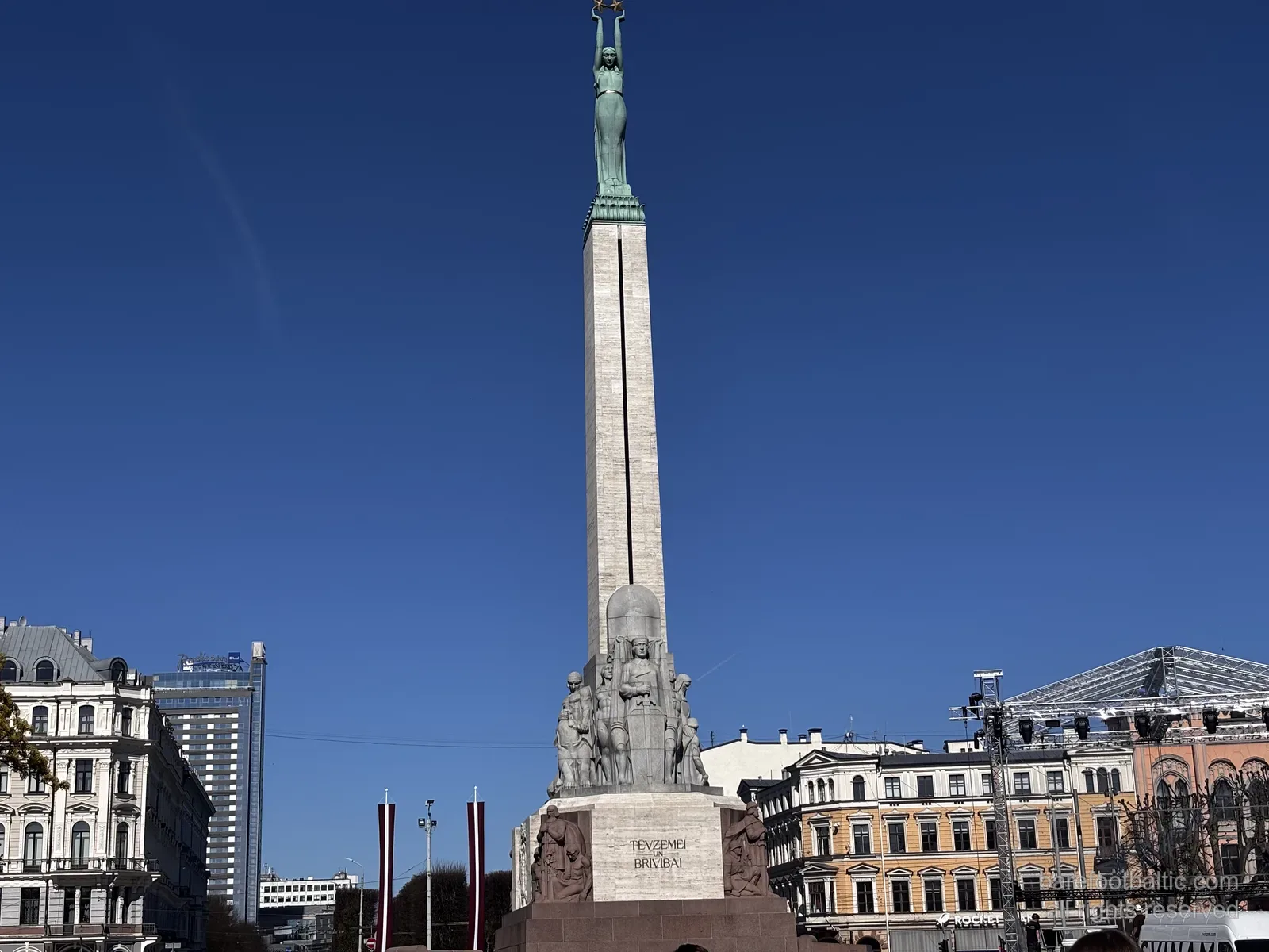 Frihetsmonumentet (Brīvības piemineklis) i Riga, med Milda som håller tre guldstjärnor överst, Lettland.