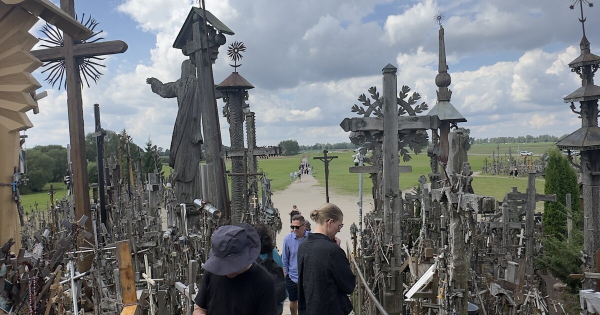 Korsens kulle, Litauen, spången fram med statyn av pilgrimen Jesus och de handsnidade korsen.