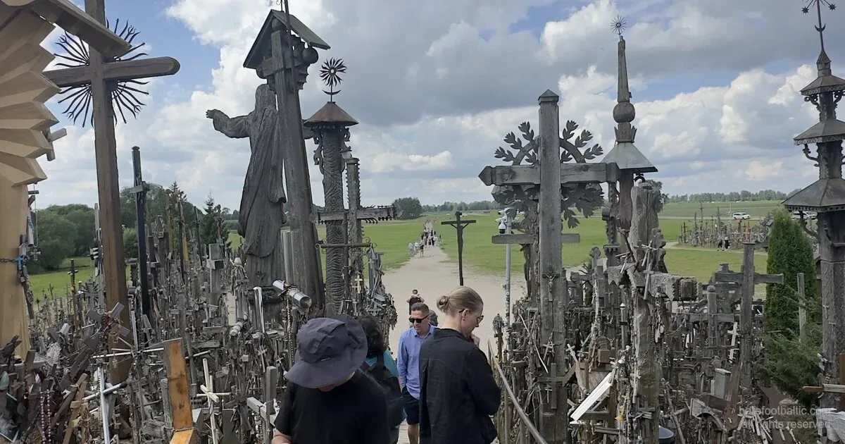 Korsens kulle, Litauen, spången fram med statyn av pilgrimen Jesus och de handsnidade korsen.
