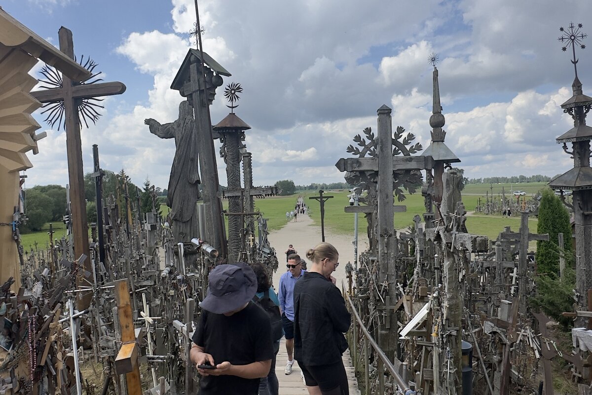Korsens kulle, Litauen. Spången fram mot pilgrimsstatyn av Jesus och de handsnidade korsen.