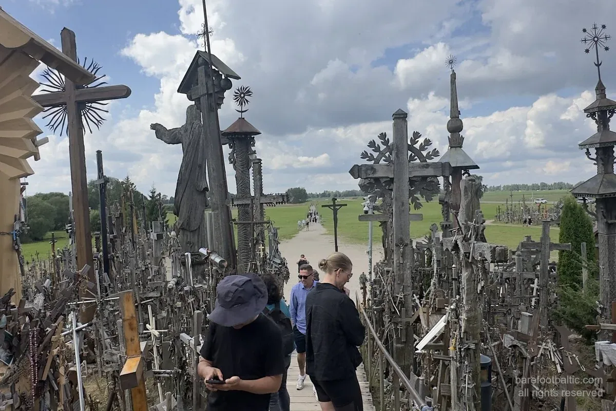 Korsens kulle, Litauen. Spången fram mot pilgrimsstatyn av Jesus och de handsnidade korsen.