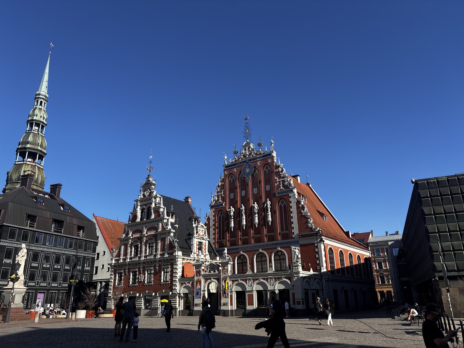 Svarthuvudenas hus (Melngalvju nams) på Rådhustorget, Riga, Lettland, den utsmyckade röd-vita nederländska renässansfasaden.