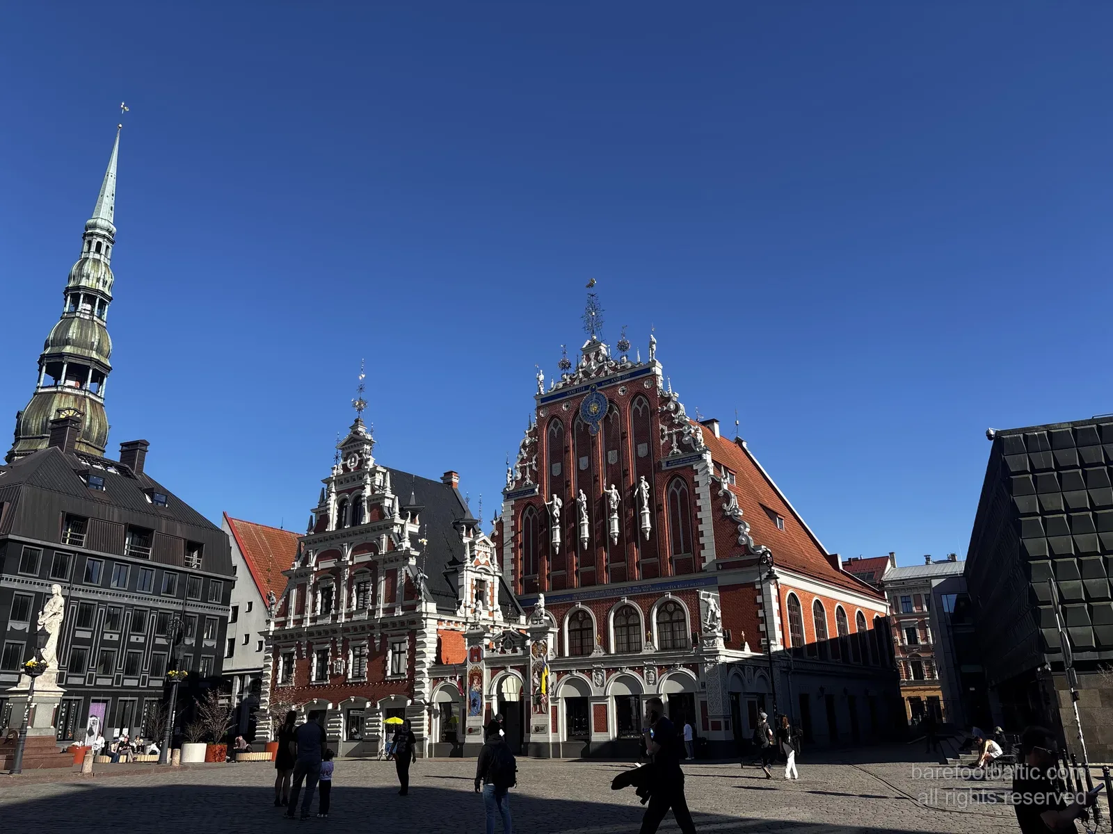 Svarthuvudenas hus (Melngalvju nams) på Rådhustorget, Riga, Lettland, den utsmyckade röd-vita nederländska renässansfasaden.
