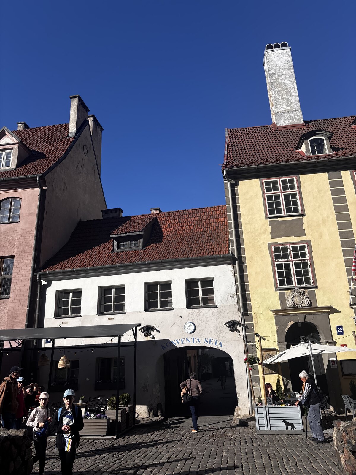 Konventa Sētas valvförsedda entré från Kalēju iela i Rigas gamla stad, Lettland, med skylten &rdquo;KONVENTA SĒTA&rdquo; över valvet.