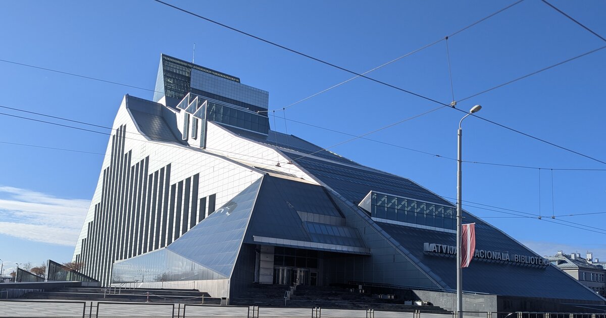 Ljusets borg, Lettlands nationalbibliotek i Riga, mot en klar himmel.