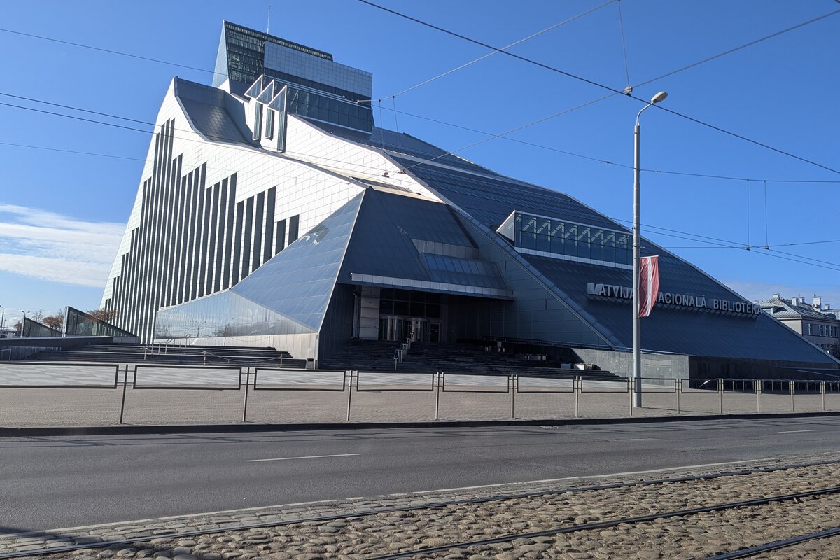 Ljusets borg, Lettlands nationalbibliotek i Riga, mot en klar himmel.