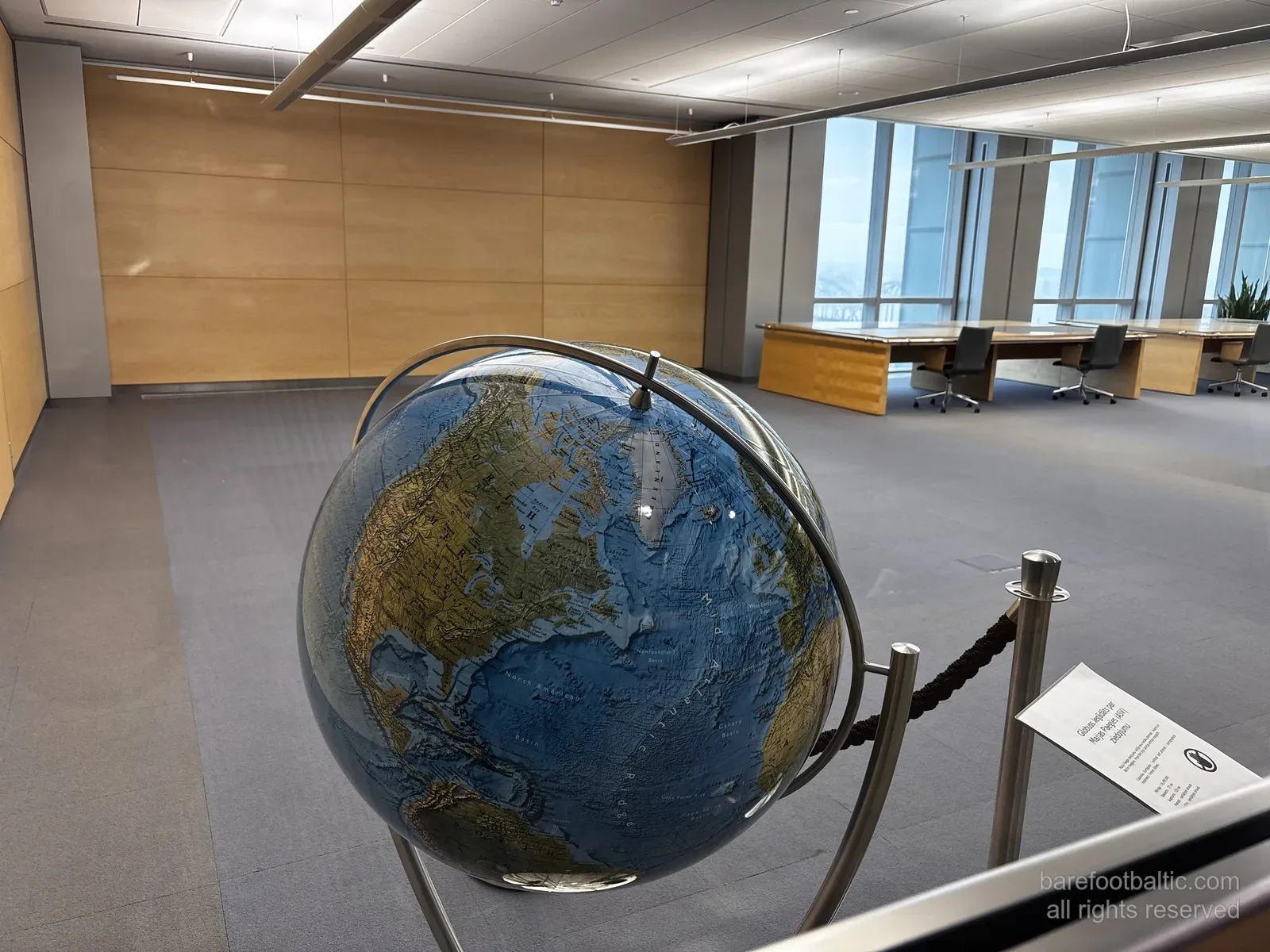 Folkvisornas skåp (Dainu skapis) och globen på Lettlands nationalbibliotek, där Krišjānis Barons 217 996 daina-kort förvaras