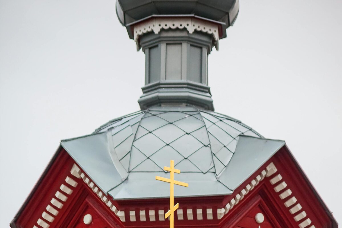 En ortodox träkyrka med lökkupol och det åttauddiga trebalkiga ortodoxa korset, Lettland.