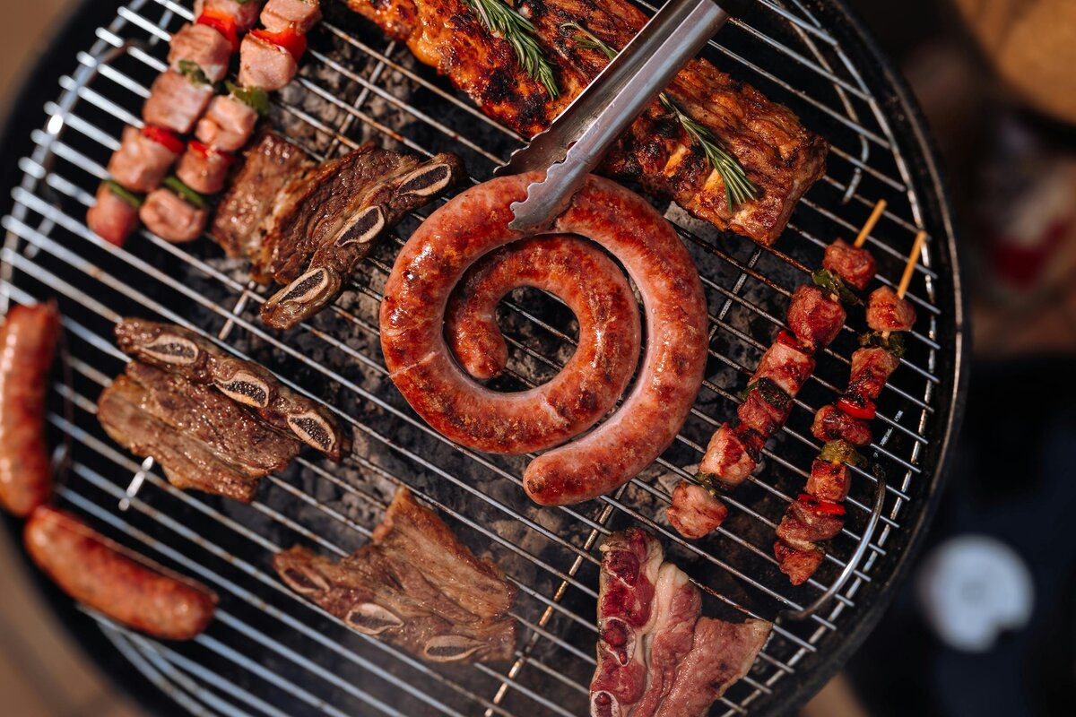 Ringlad lettisk korv, fläskrevben, korta nötrevben och spett på en kolgrill, hörnstenen i det lettiska köket.