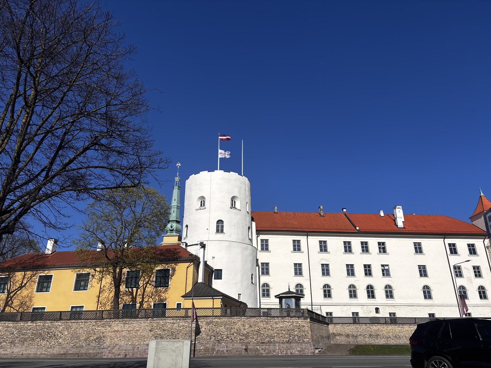 Sidovy av Rigas slott vid Daugava, den lettiska presidentresidensen