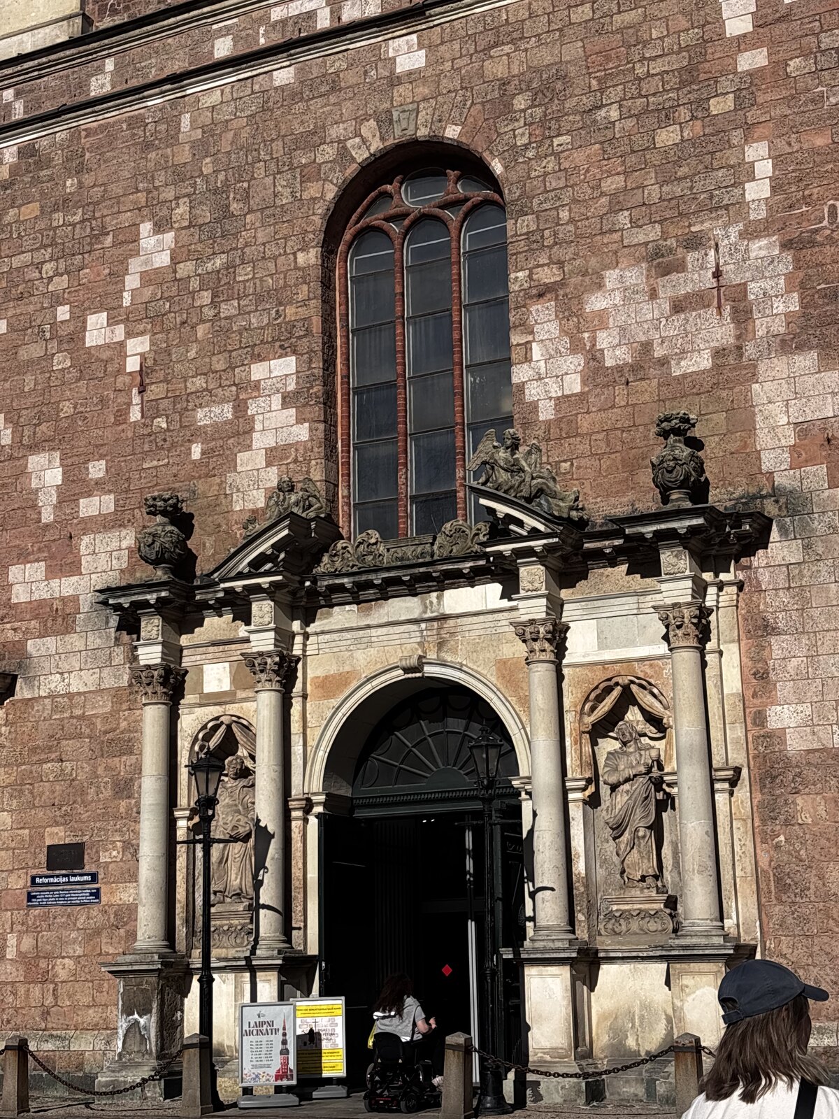 Detalj av den västra barockportalen till S:t Petri kyrka, Riga