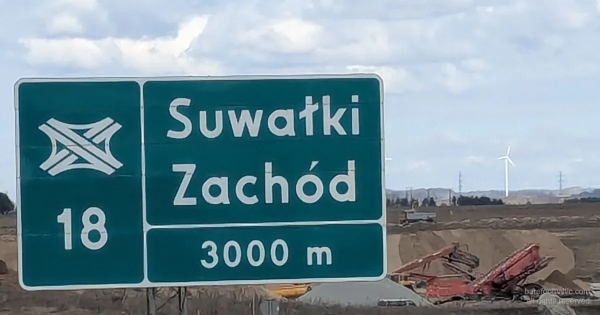 Avfartsskylten Suwałki Zachód på motorvägen S61 genom Suwałki-gapet, nordöstra Polen.