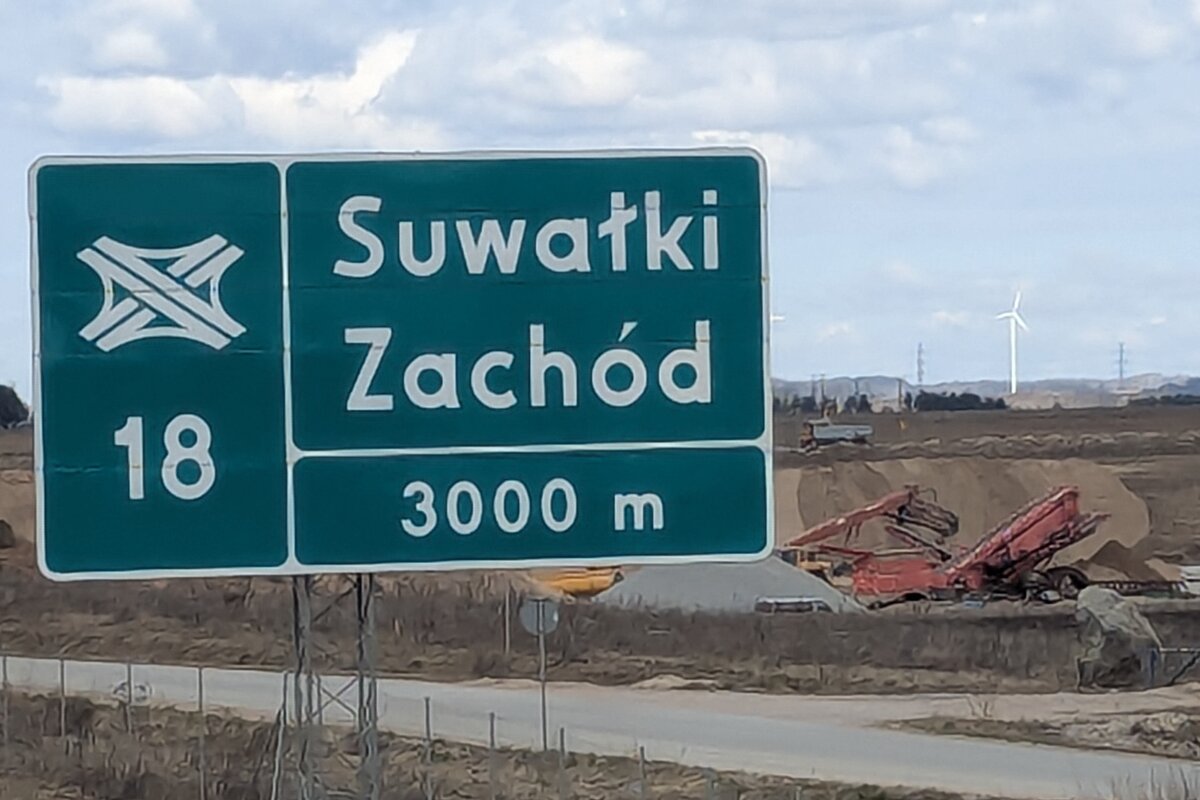 Avfartsskylten Suwałki Zachód på motorvägen S61 genom Suwałki-gapet i nordöstra Polen.
