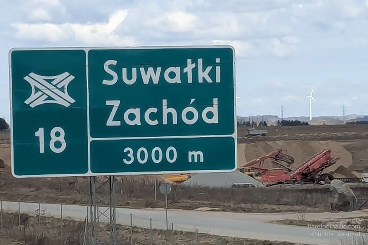 Avfartsskylten Suwałki Zachód på motorvägen S61 genom Suwałki-gapet i nordöstra Polen.