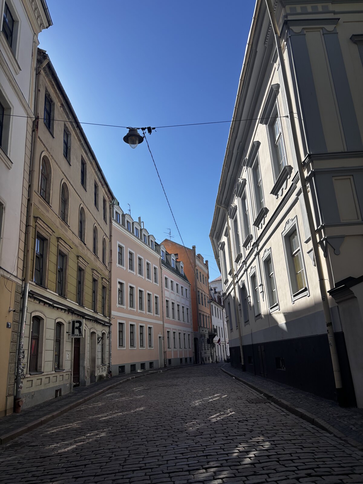 Kullerstenarna på Mazās Pils iela, gränden där Tre bröder ligger, de äldsta stenhusen i Riga