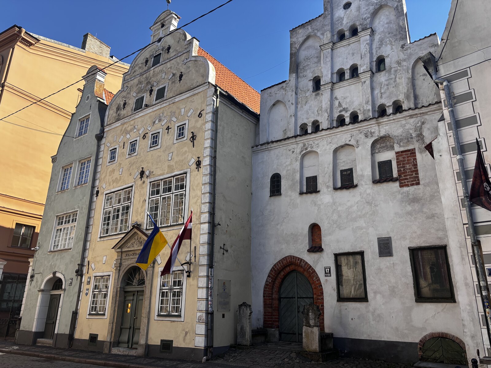 Husen Tre bröder på Mazā Pils iela 17, 19, 21 som står sida vid sida i Rigas gamla stan, Lettland.