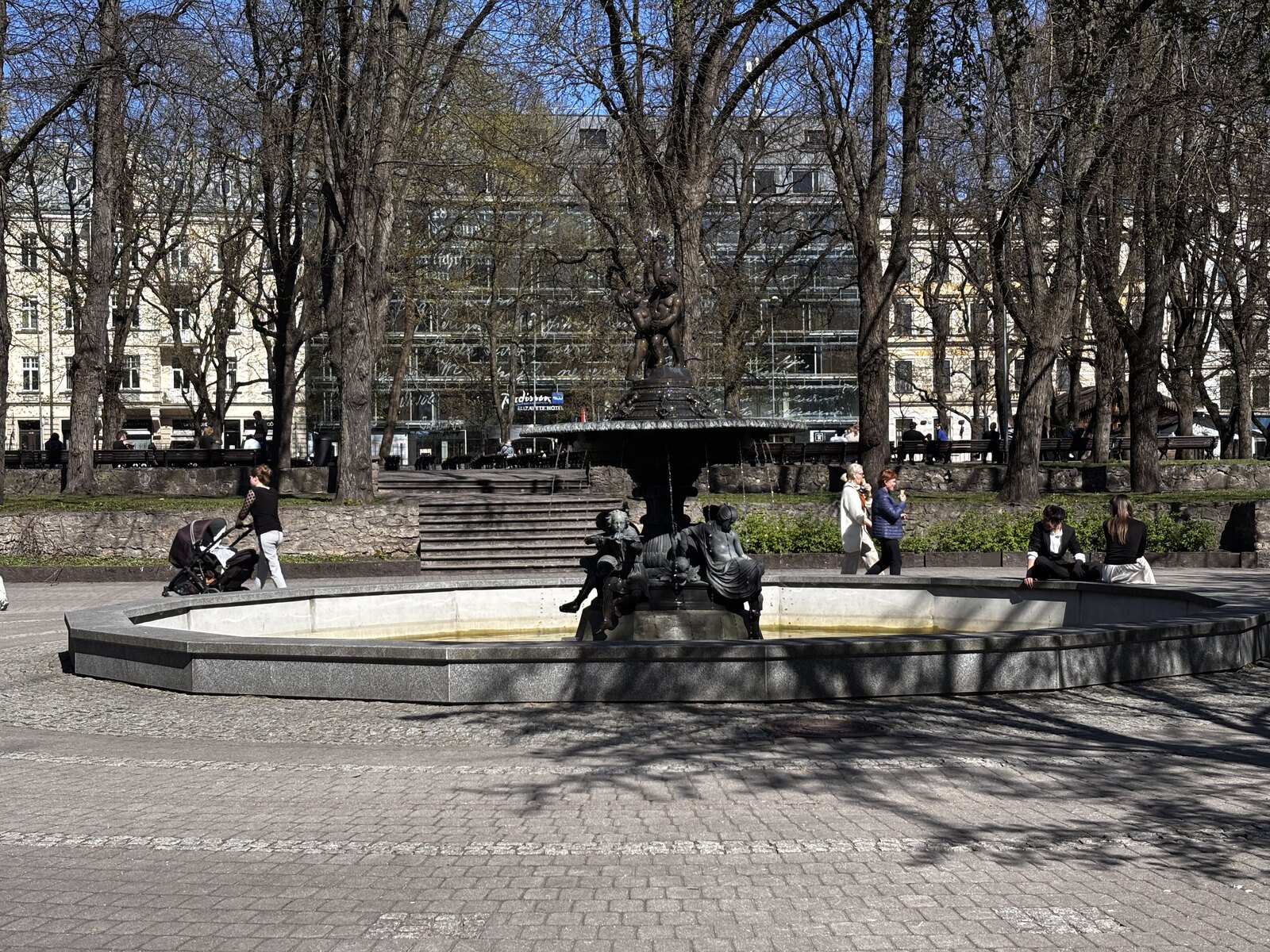 Den centrala fontänen i Vērmanes dārzs, Rigas äldsta offentliga park, Lettland.