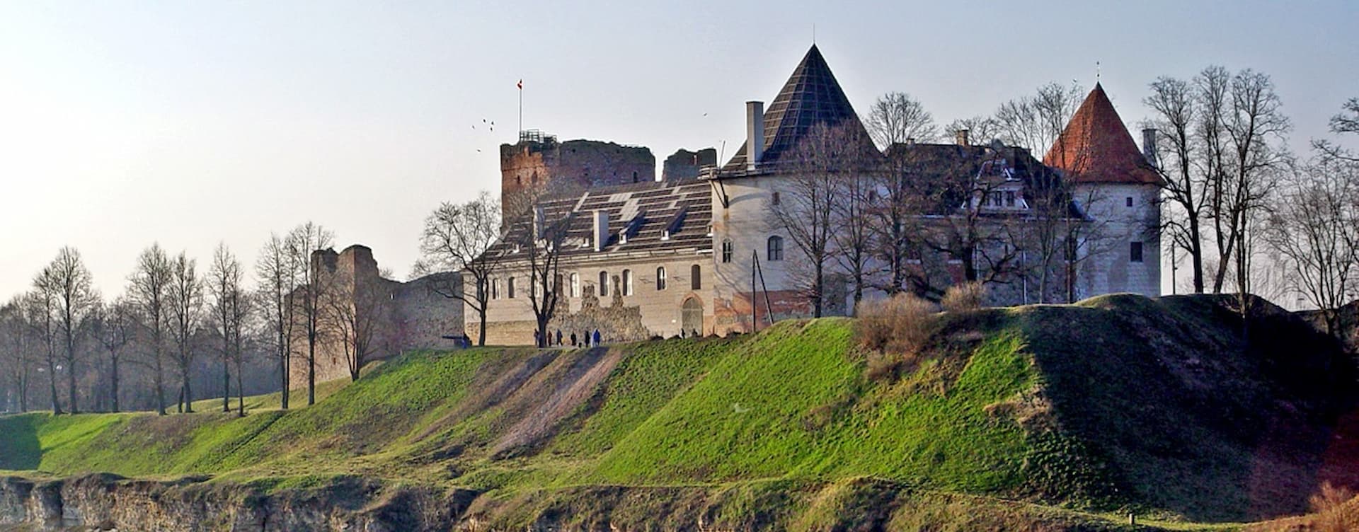 Bauska slott tronande över flodernas sammanflöde i Lettland