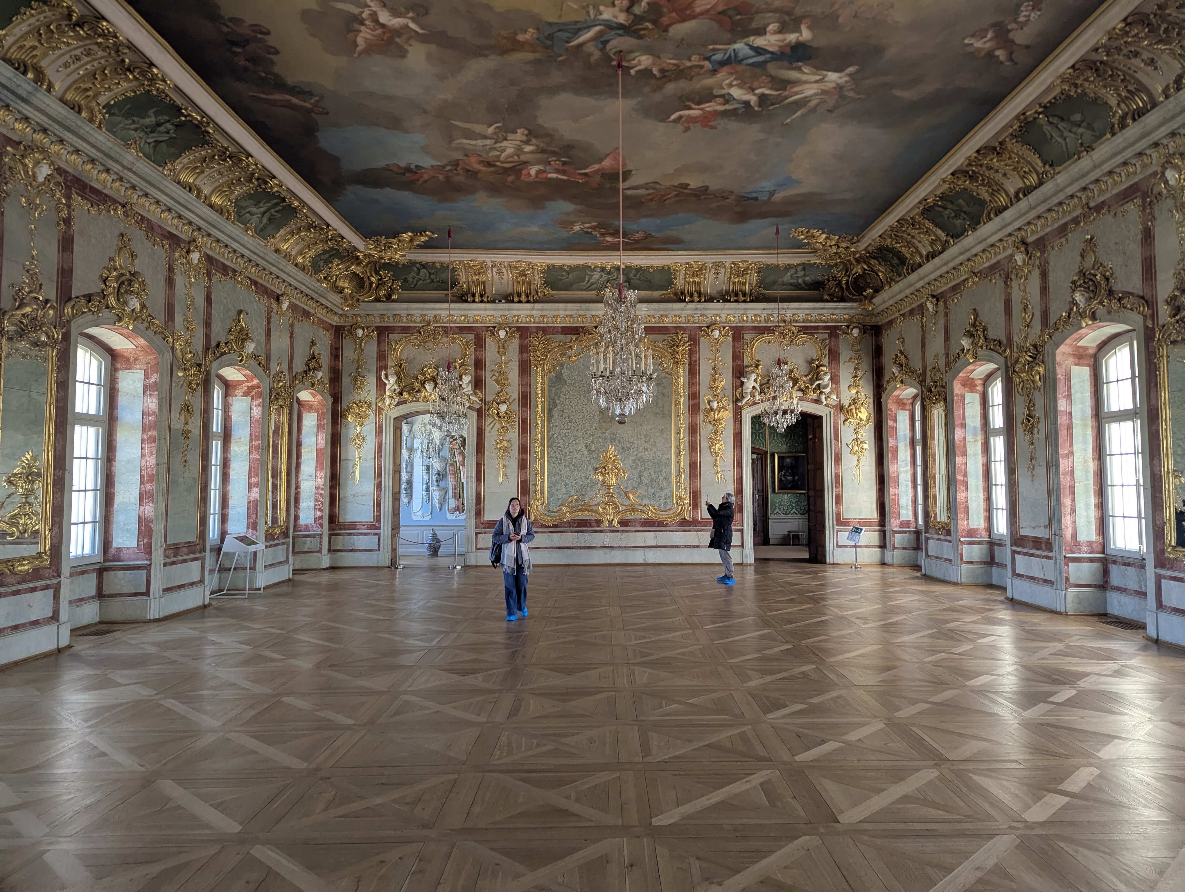 Stora galleriet i Rundāle slott med marmorpilastrar och en barock takfresk