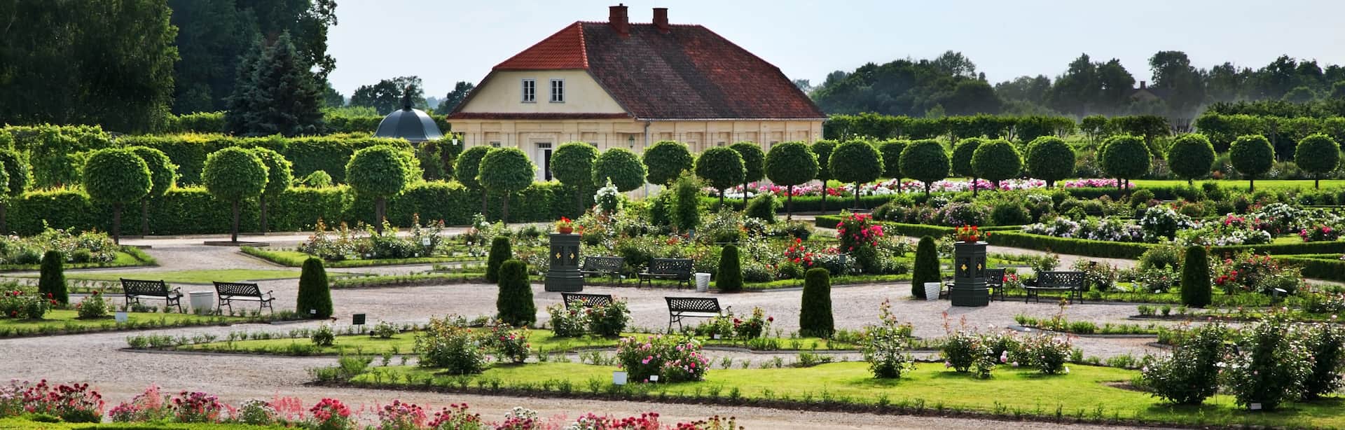 Rundāle slotts formella rosenträdgård med klippta buskar