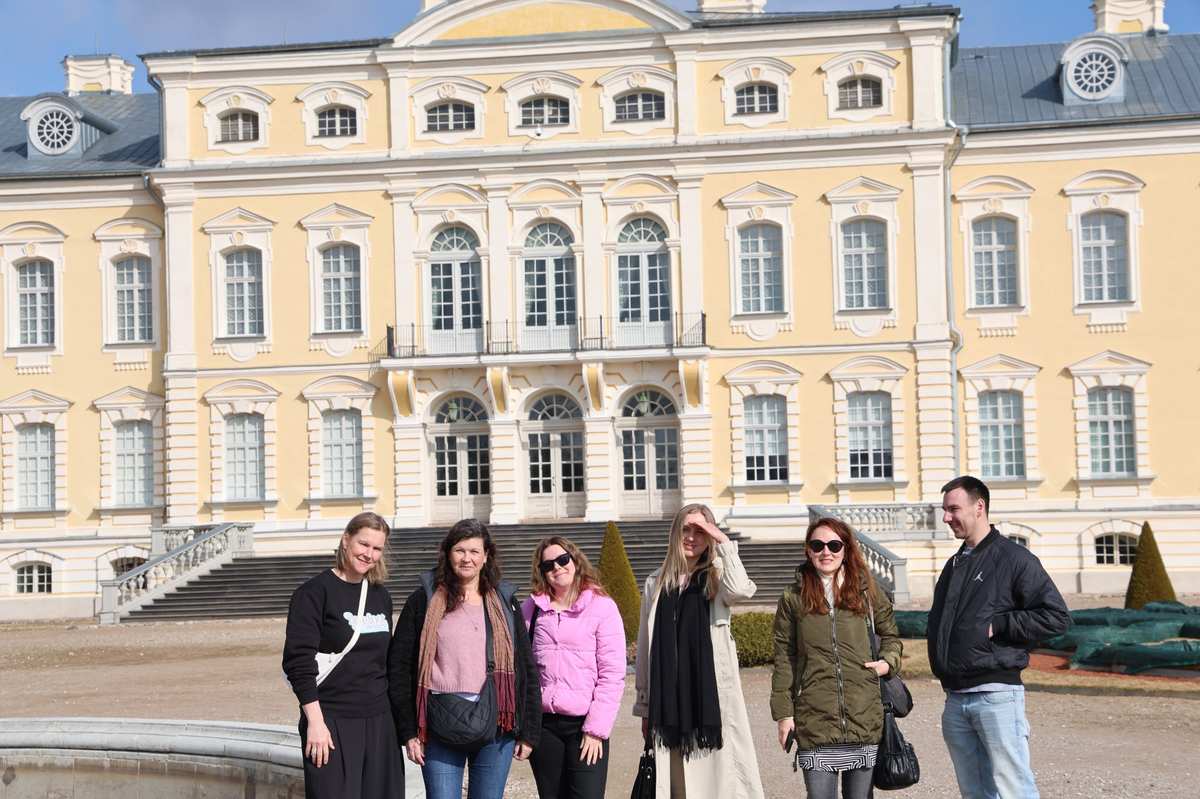 Sydfasaden och de formella trädgårdarna vid Rundāle slott, Lettland