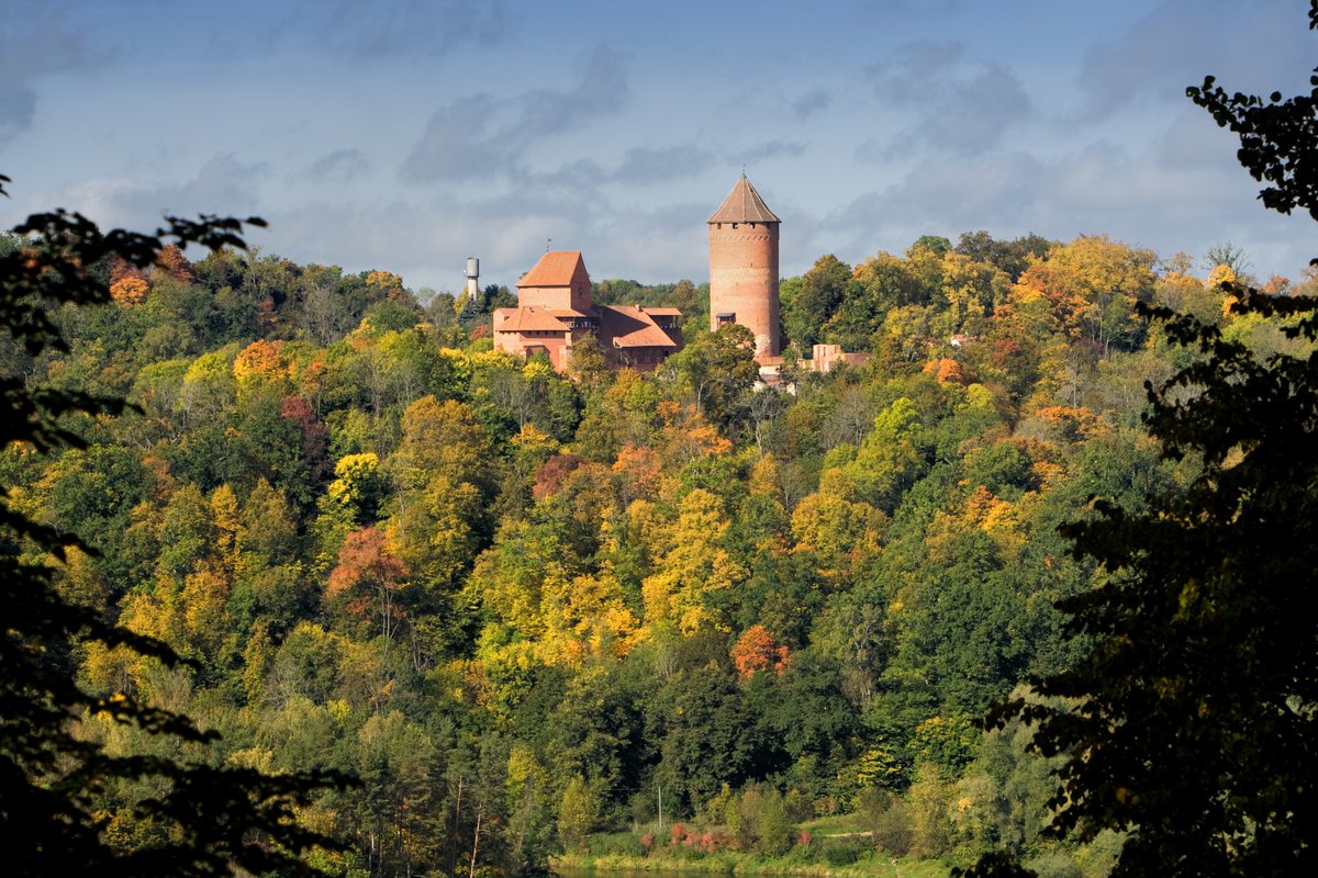 Flygvy över Turaida slott i rött tegel, Sigulda, Lettland