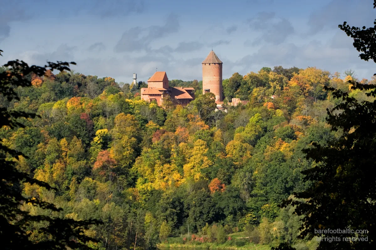 Flygvy över Turaida slott i rött tegel, Sigulda, Lettland