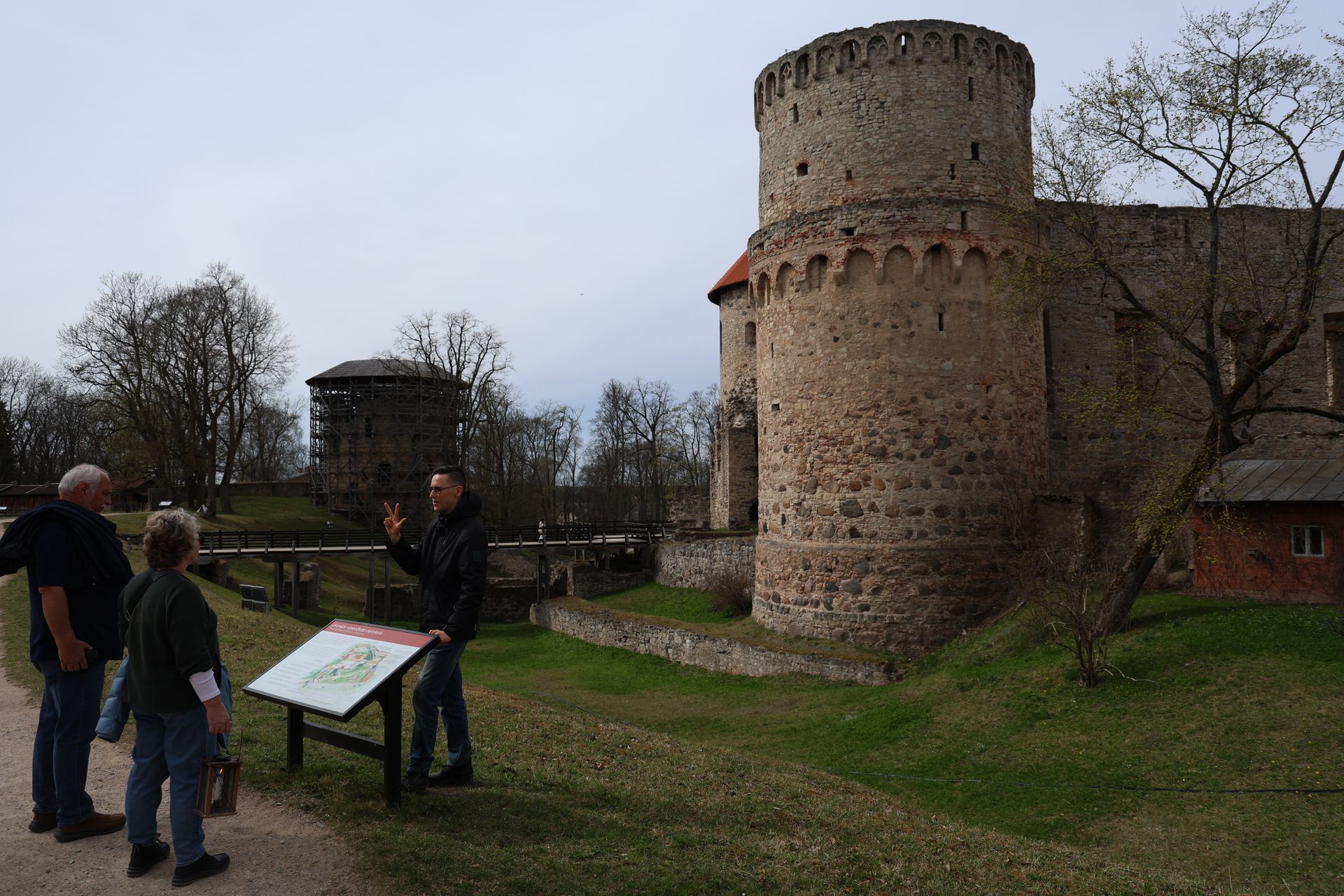 Medeltida interiör i Cēsis slott, upplyst av en ljuslykta