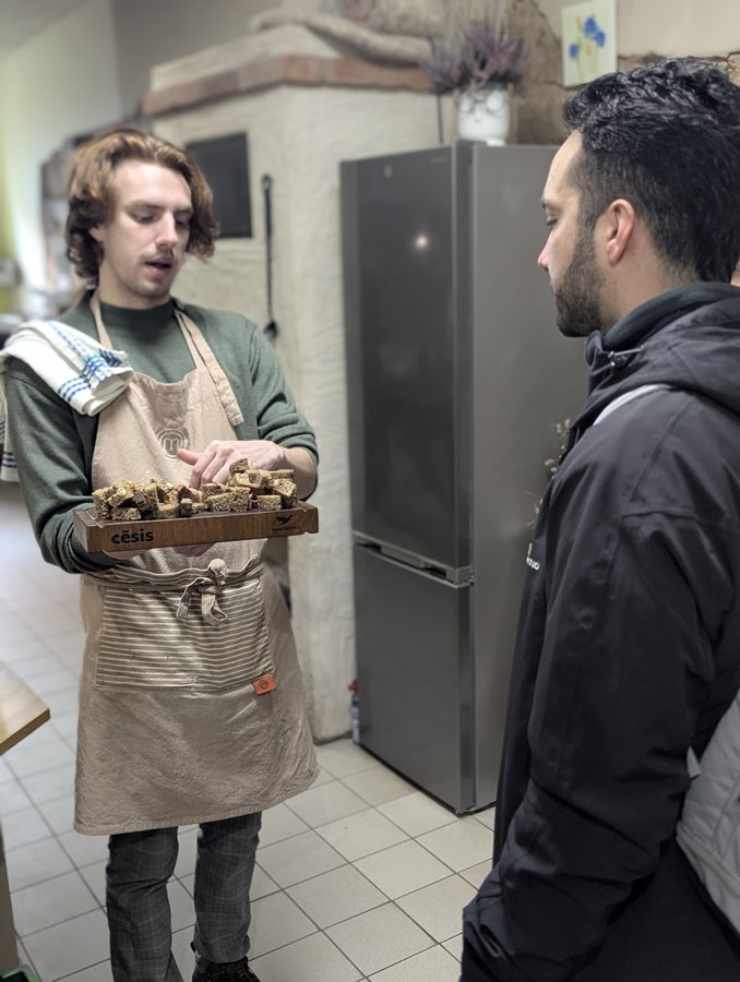 Bagaren på Cēsu Maize som knådar traditionellt rågbröd