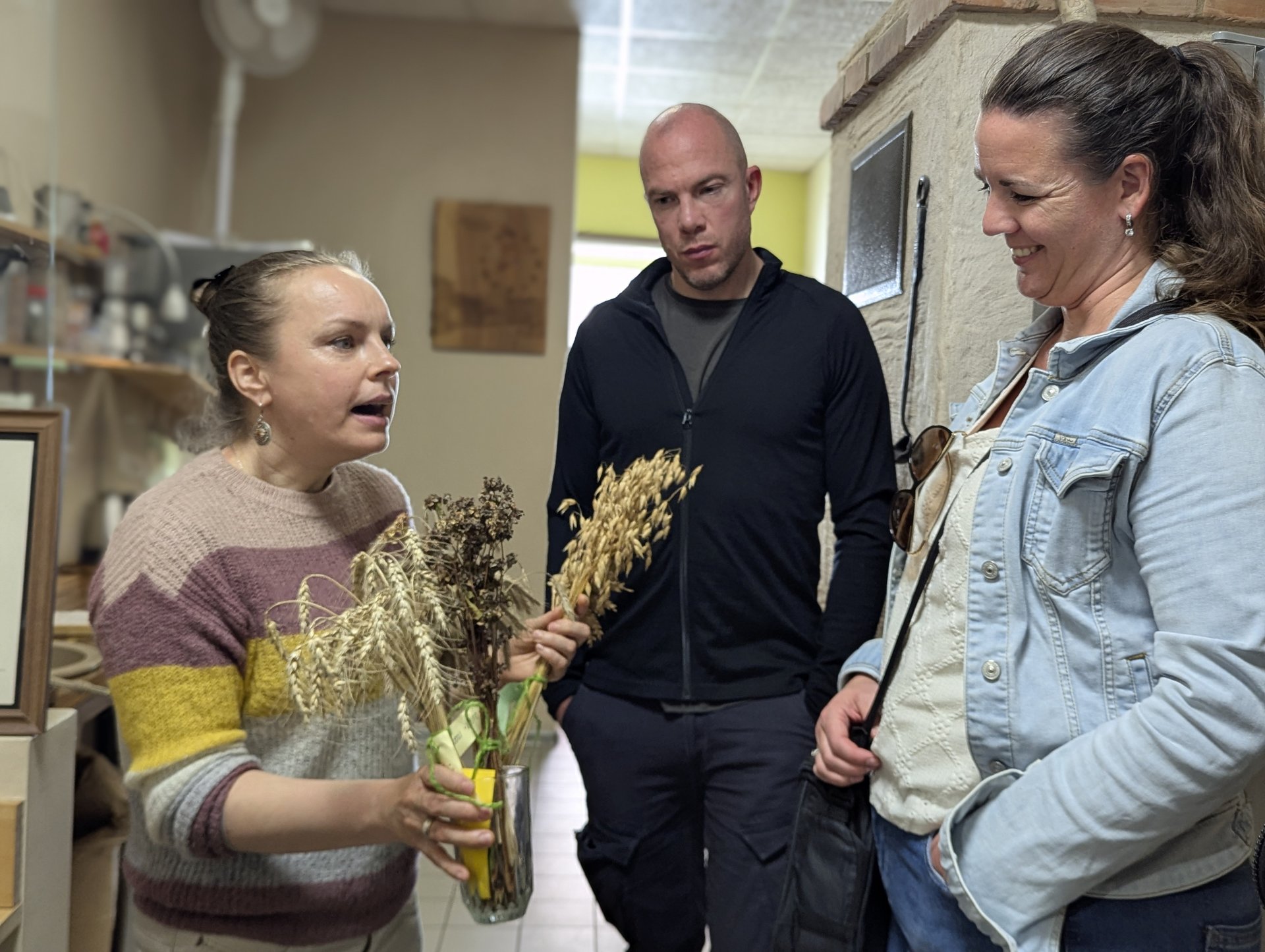 Demonstration med sädeskärvar för gästerna i bageriet Cēsu Maize
