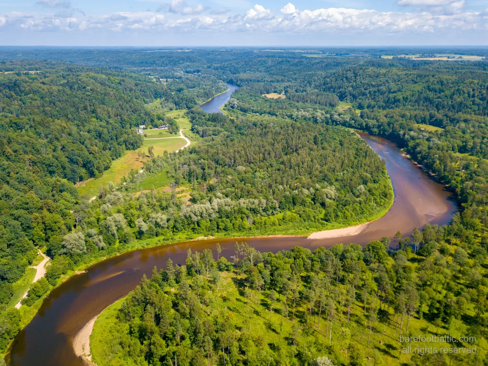 Flygbild över Turaida borg i röd tegel, Sigulda, Lettland