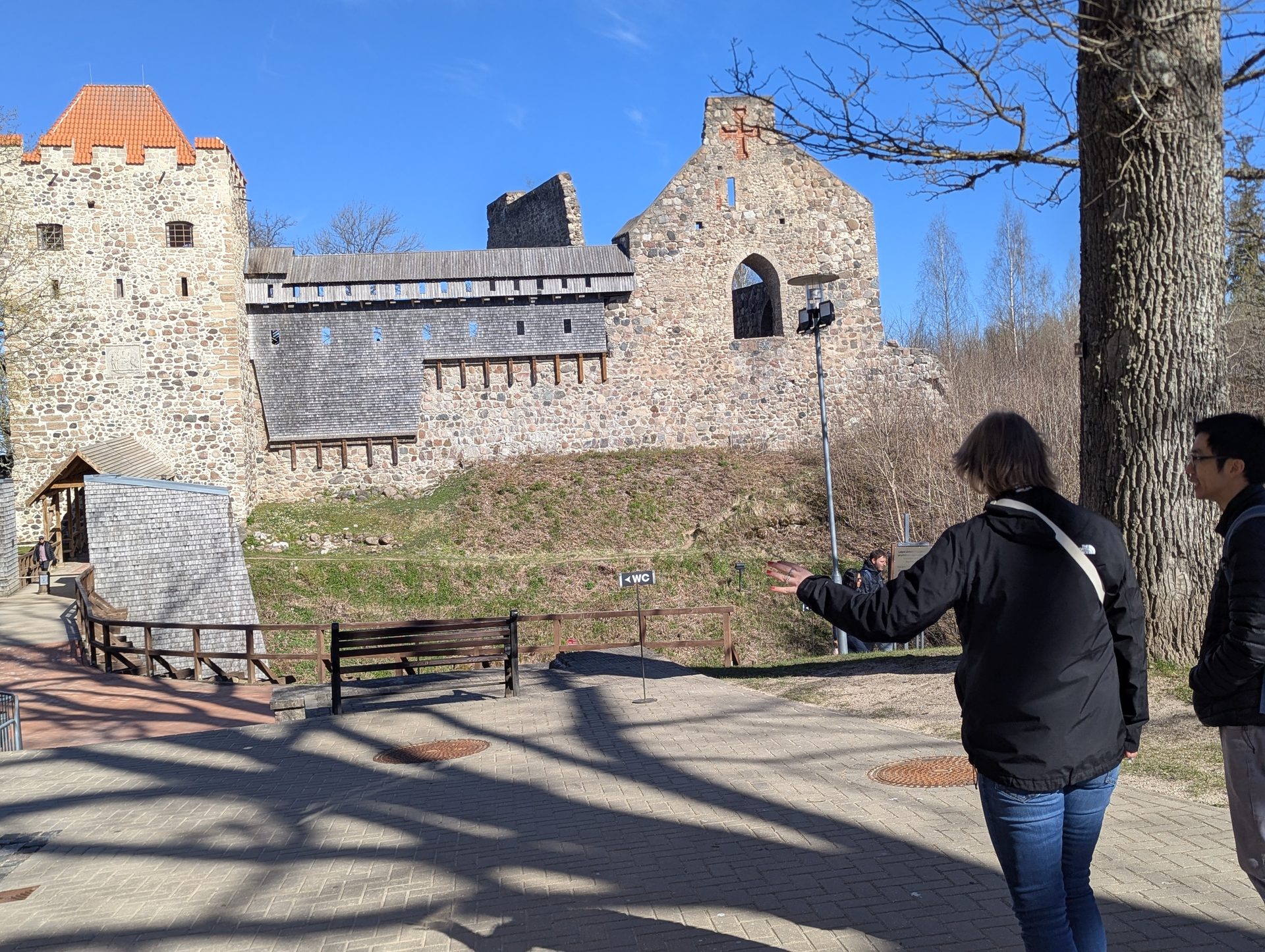 Stig mot Sigulda slotts medeltida ruiner