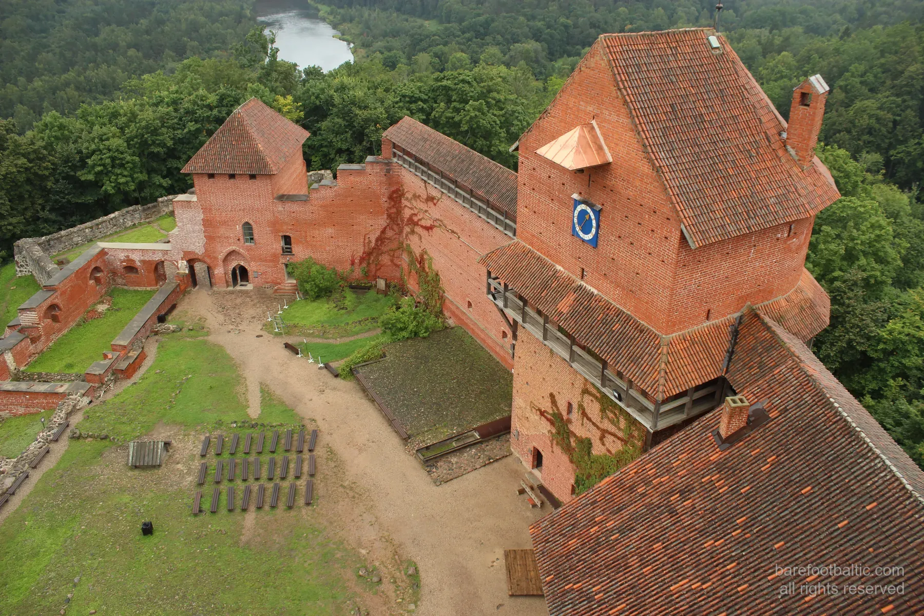 Flygvy över Turaida borg i rött tegel ovanför Gauja-dalen, Sigulda, Lettland