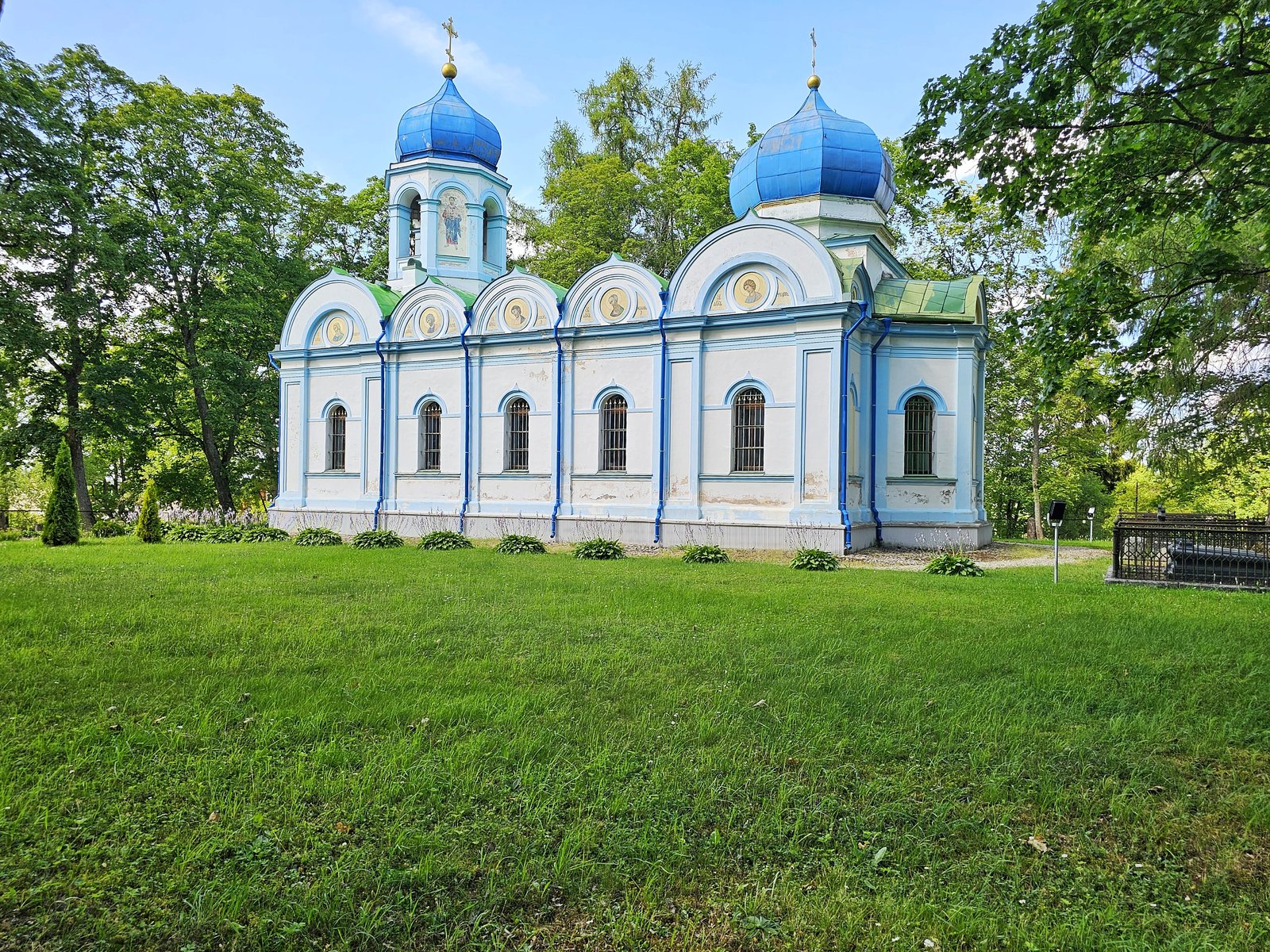 En ortodox kyrka med blå kupoler på landsbygden i Vidzeme
