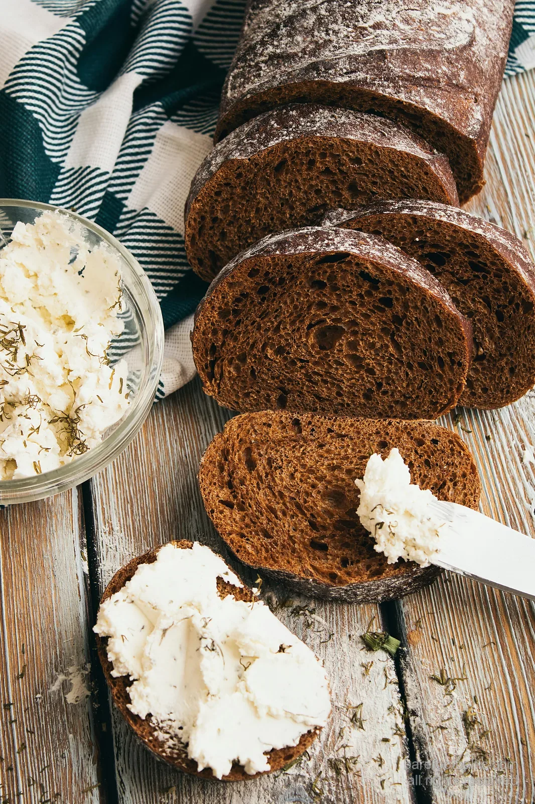 Lettisk rupjmaize (rågbröd) med biezpiens (kvarg), basvaror på det lettiska bordet.