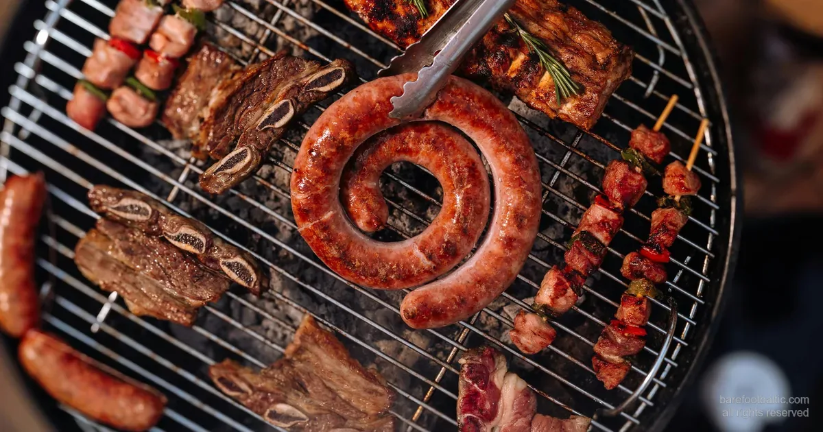 Ringlad lettisk korv, fläskrev, kort revben av nöt och spett på en kolgrill, hörnstenen i det lettiska köket.
