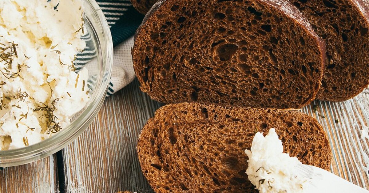Lettisk rupjmaize (rågbröd) med biezpiens (kvarg), grundpelare på det lettiska bordet.
