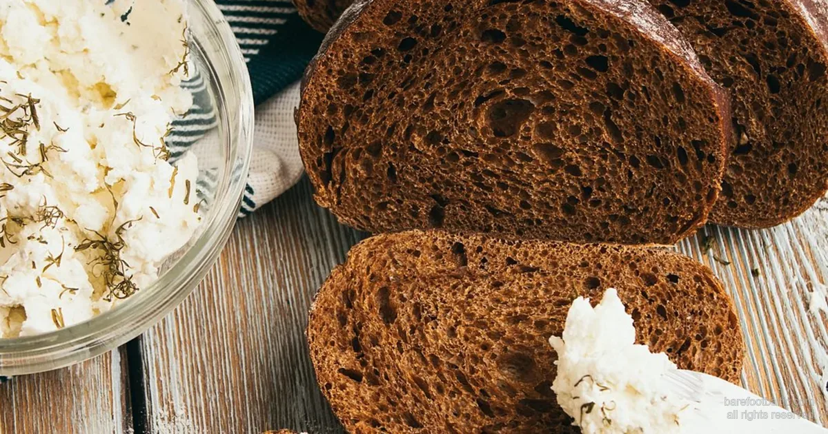Lettisk rupjmaize (rågbröd) med biezpiens (kvarg), grundpelare på det lettiska bordet.