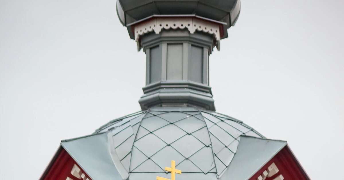 En ortodox träkyrka med lökkupol och det åttauddiga ortodoxa korset med tre tvärbjälkar, Lettland.