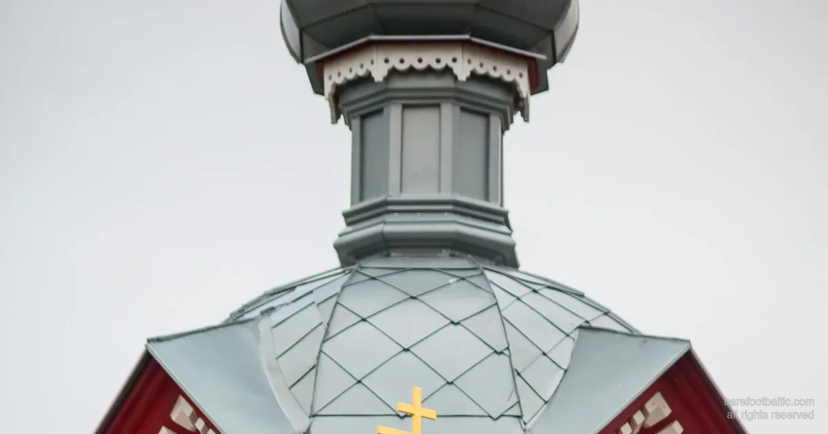 En ortodox träkyrka med lökkupol och det åttauddiga ortodoxa korset med tre tvärbjälkar, Lettland.