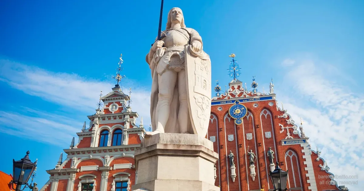 Rigas Rolandstaty och Svarthuvudenas hus, staden jämförd med Tallinn och Vilnius.