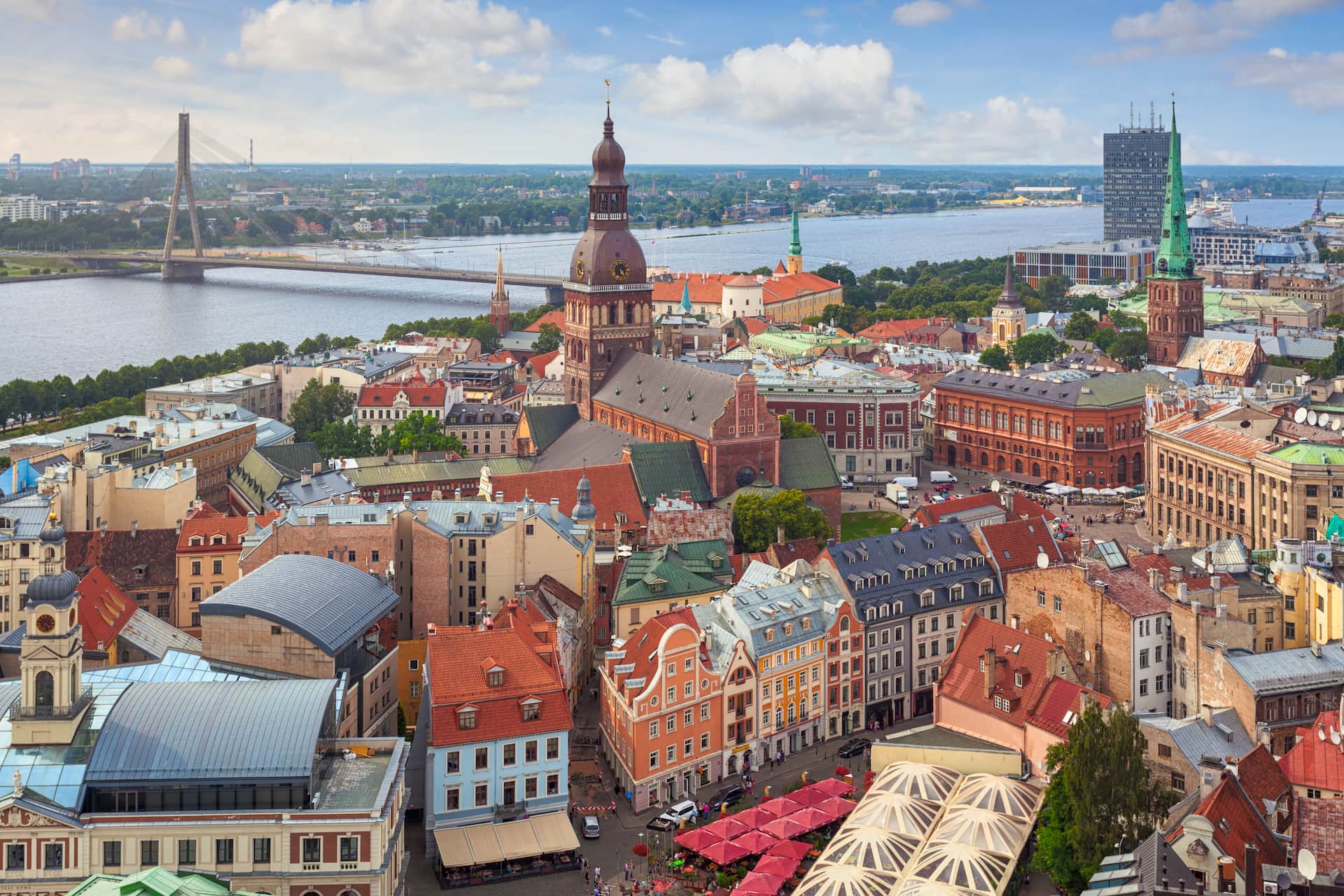 Flygvy över Gamla stan i Riga och floden Daugava, med kryssningsfartygen vid passagerarterminalen