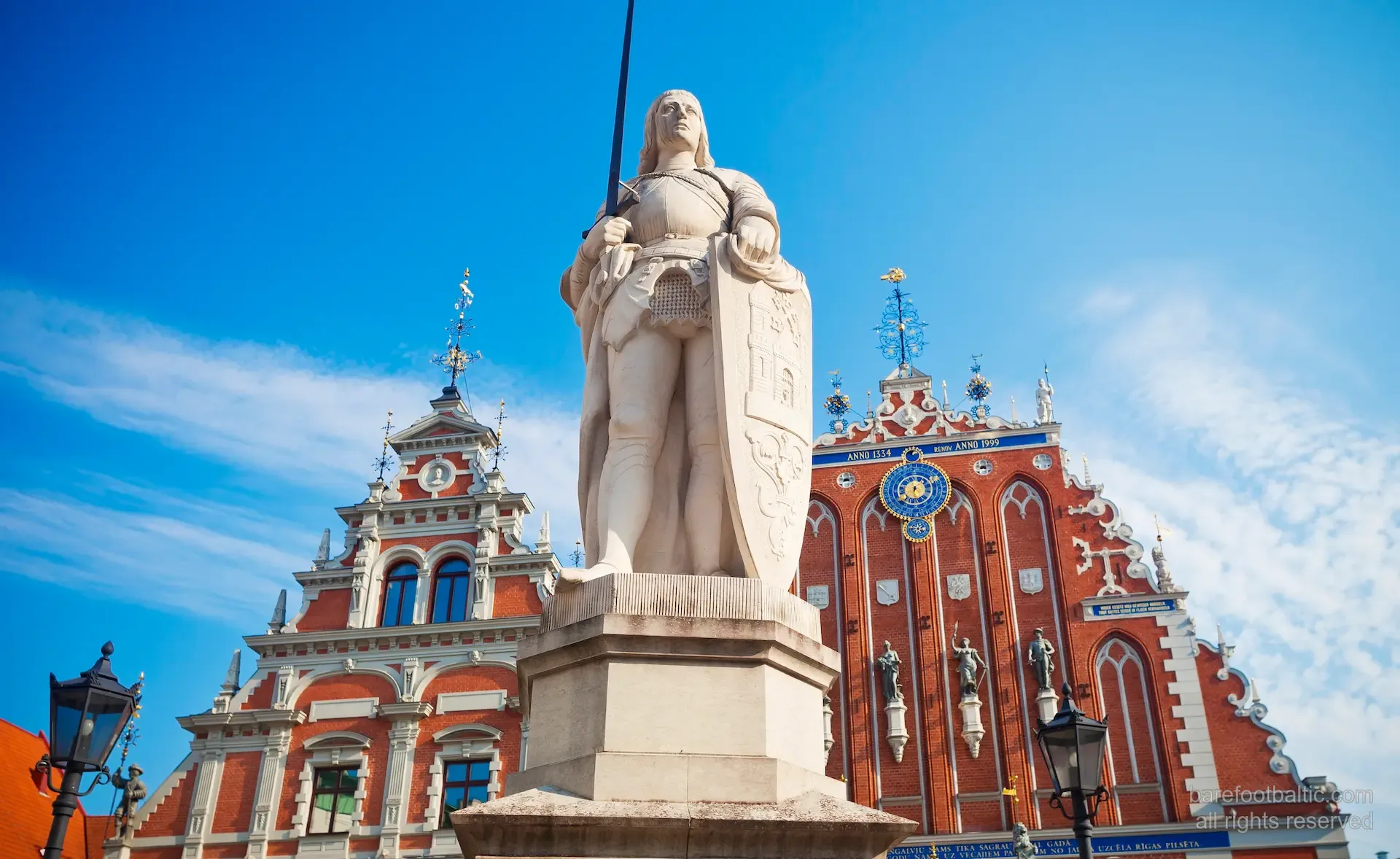 Kullerstensgata med restauranger i Gamla stan i Riga, Lettland